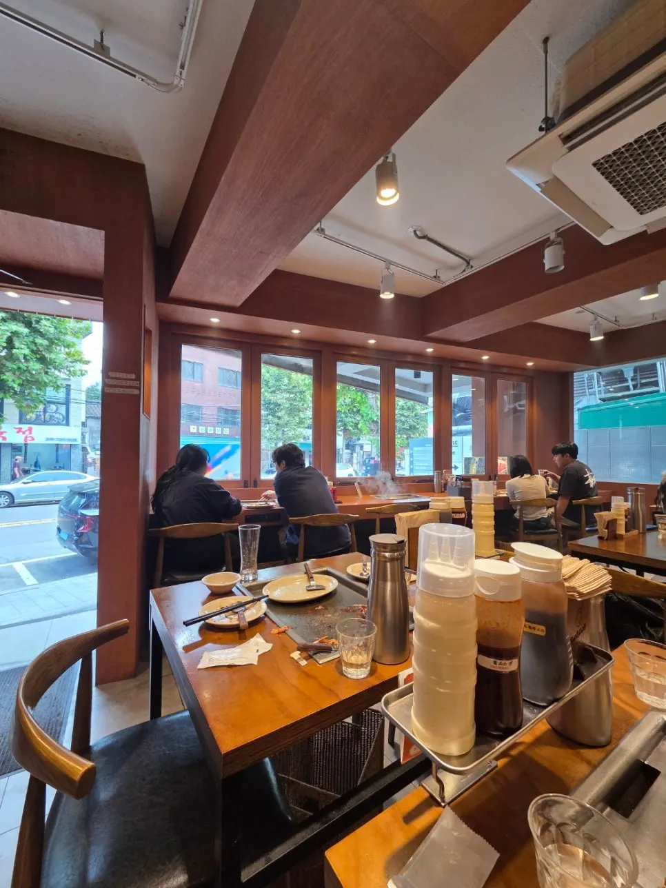 숟가락 대신 제공되는 철판용 미니 뒤집개