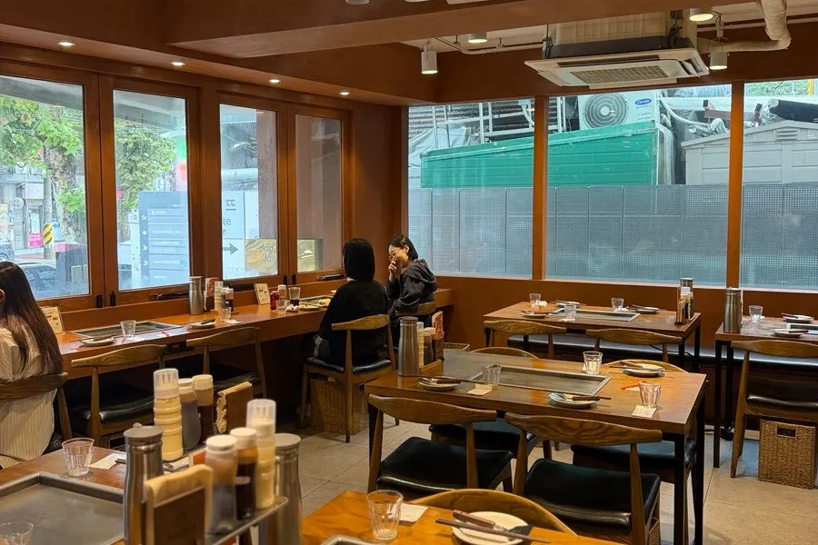 Full view of the interior of Jojo Yeonnam Branch