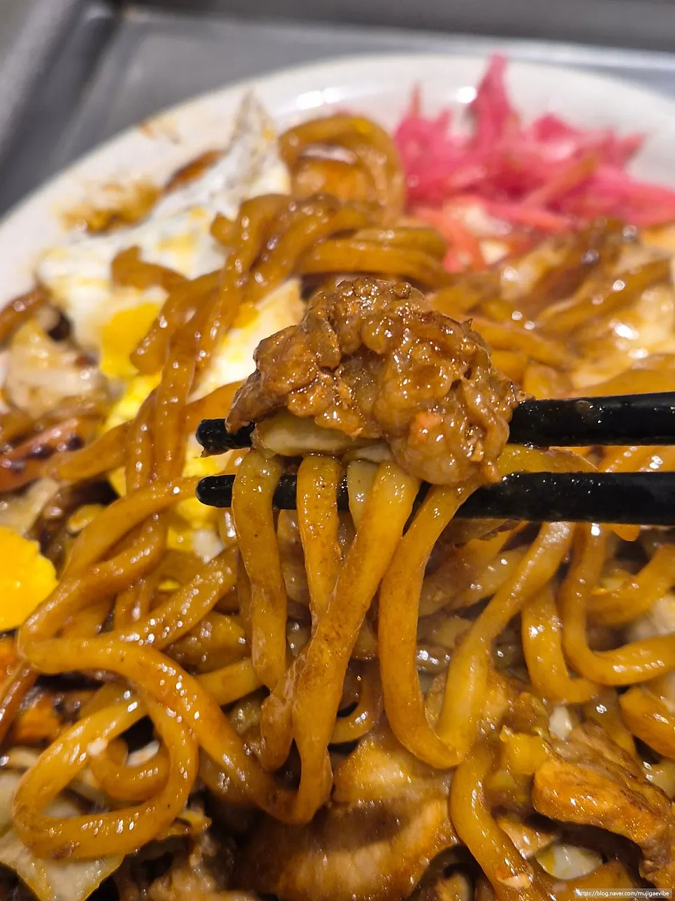 매콤한 카라이 야끼소바 면 클로즈업