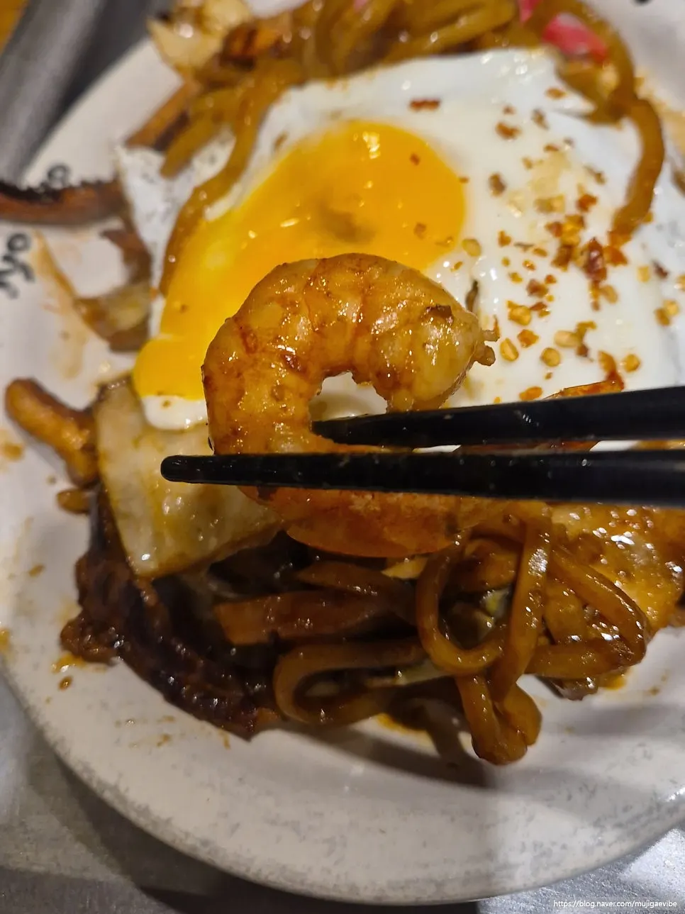 재료가 다양한 카라이 야끼소바 한 젓가락