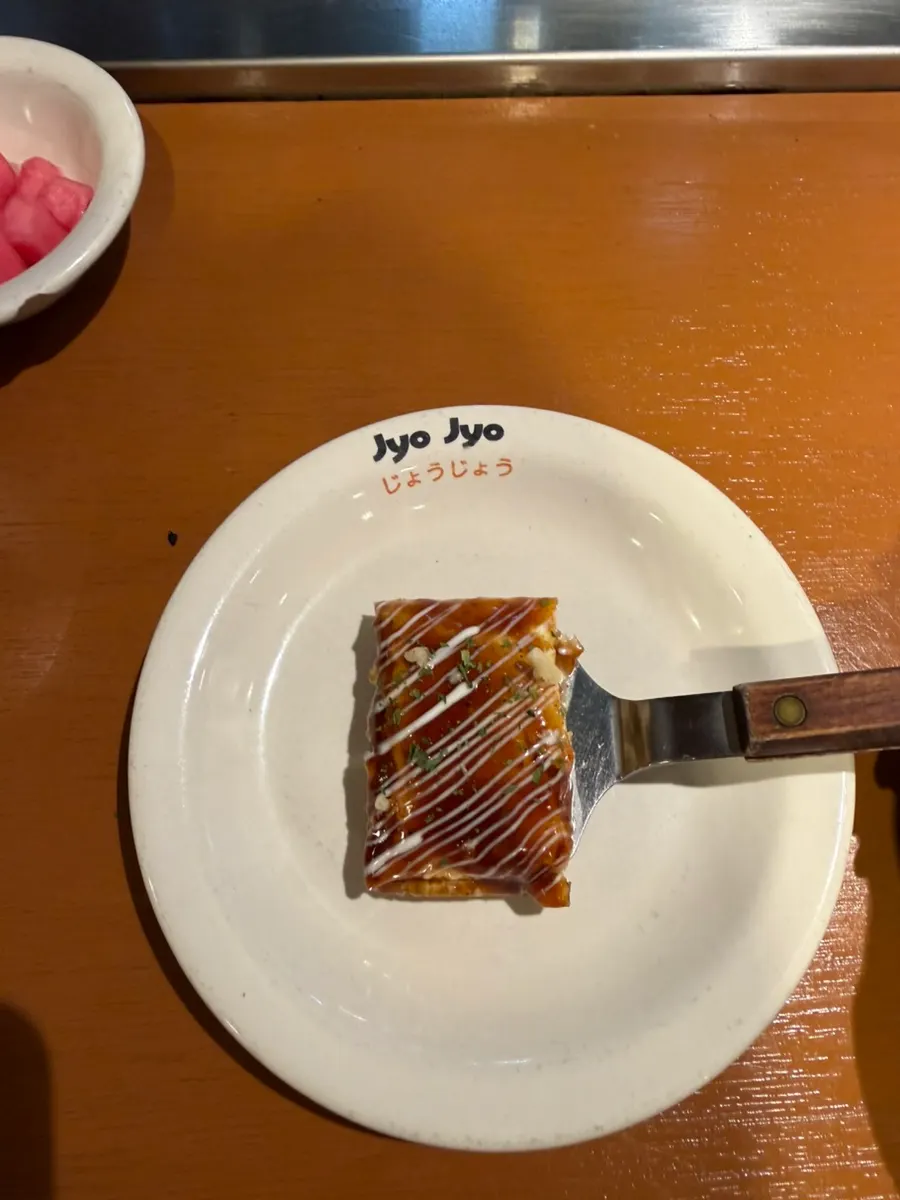 Cross-section of donpeiyaki with sauce