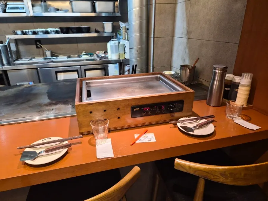 Interior dachi counter seats and open kitchen at Jojo Yeonnam Branch