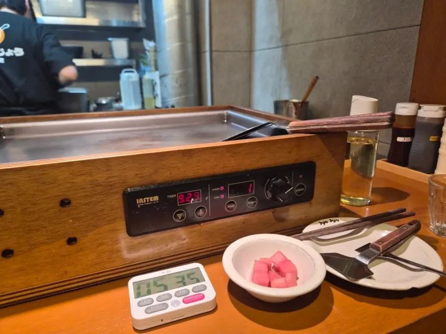 Griddle table setting at Jojo Yeonnam Branch