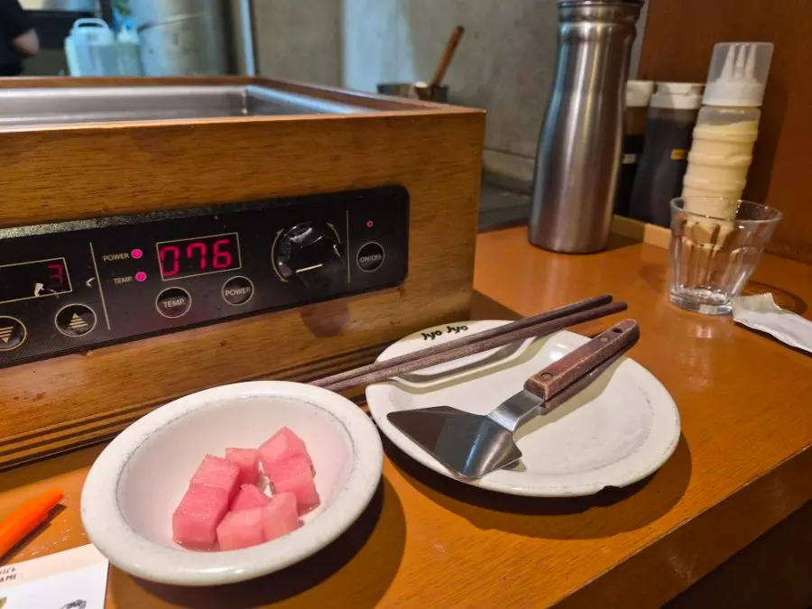 Small scraper for monjayaki and preheat timer