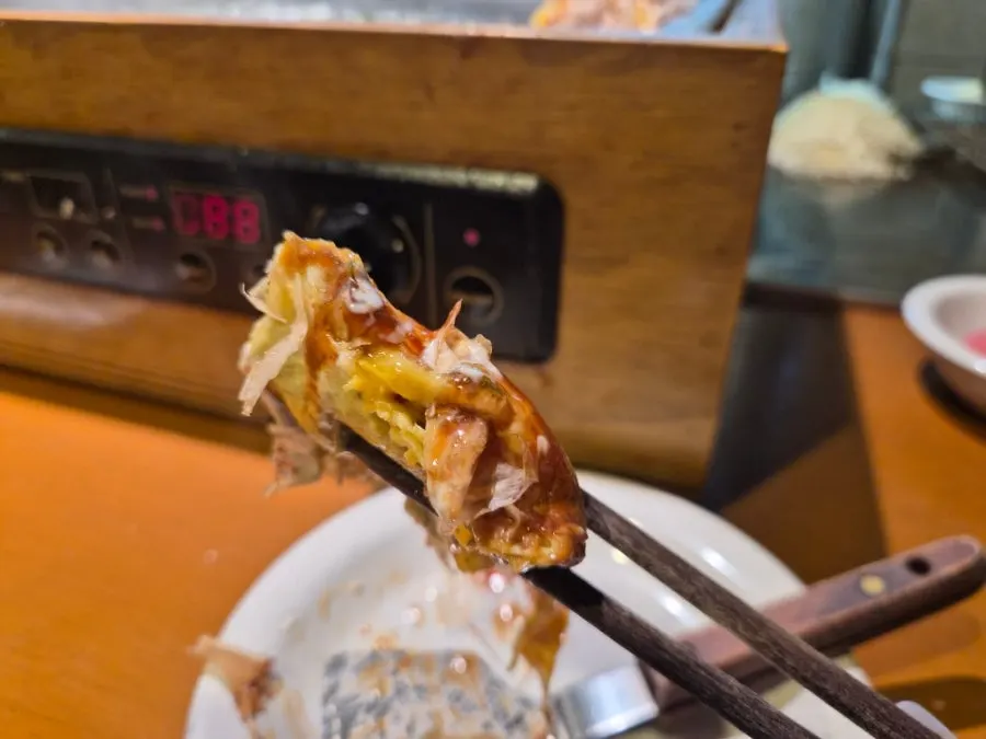 Cross-section of donpeyaki topped with karashi sauce