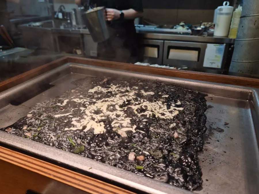 Griddle table with both monjayaki and donpeyaki together