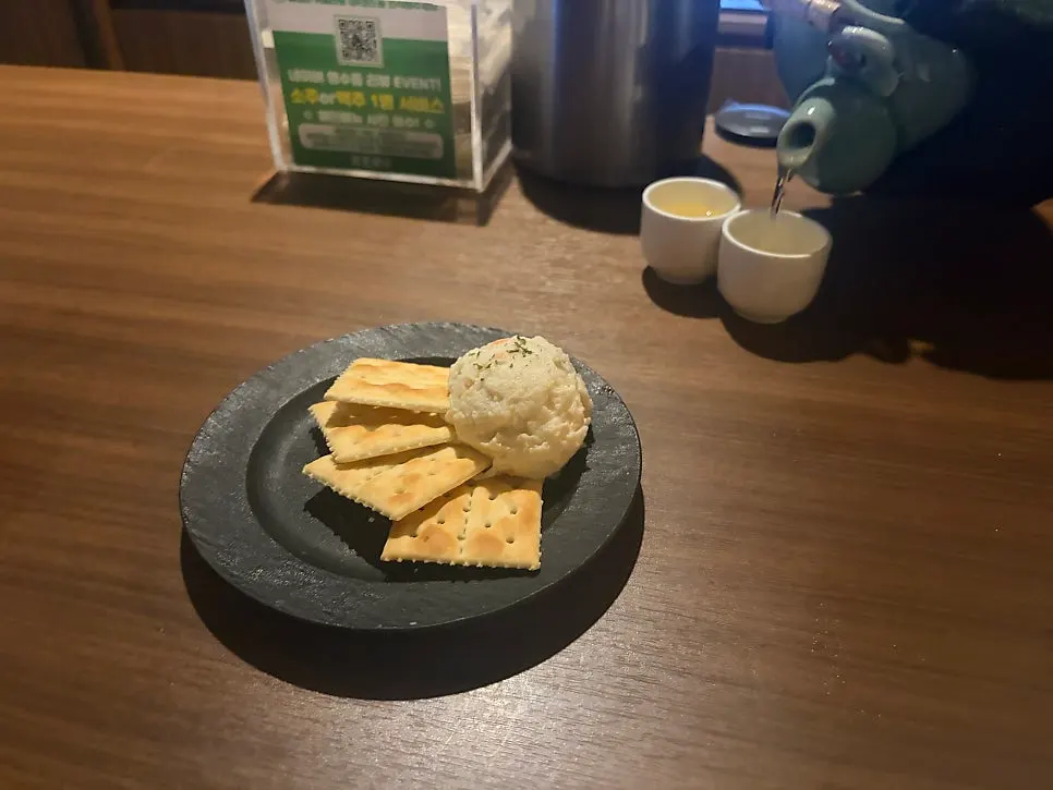 Jojomomo's basic anju: crackers and potato salad