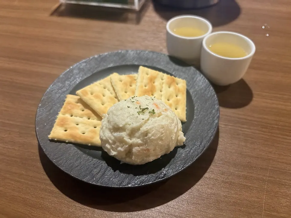 Jojomomo's starter platter and welcome drink
