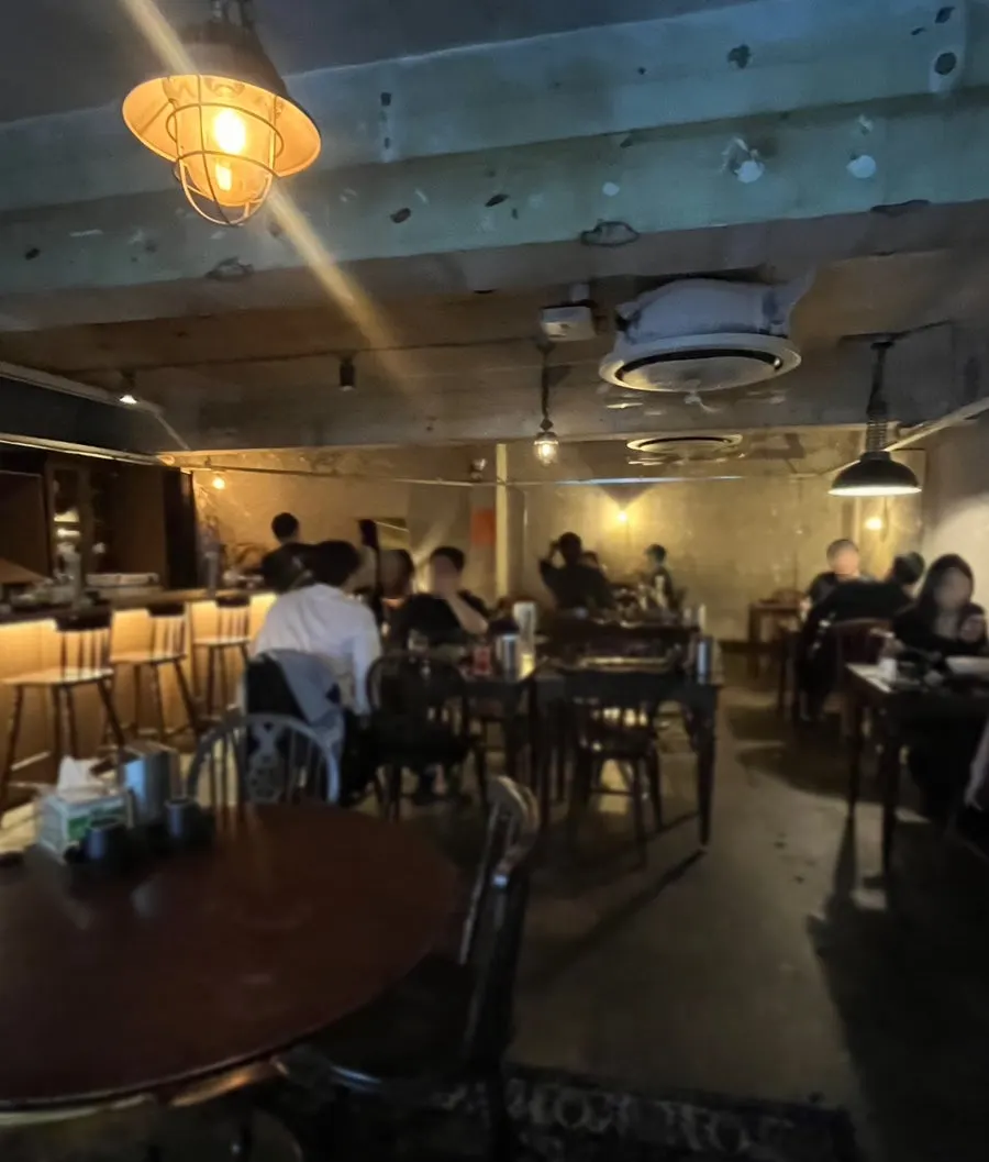 엔틱 가구로 꾸민 조조모모 내부와 테이블석