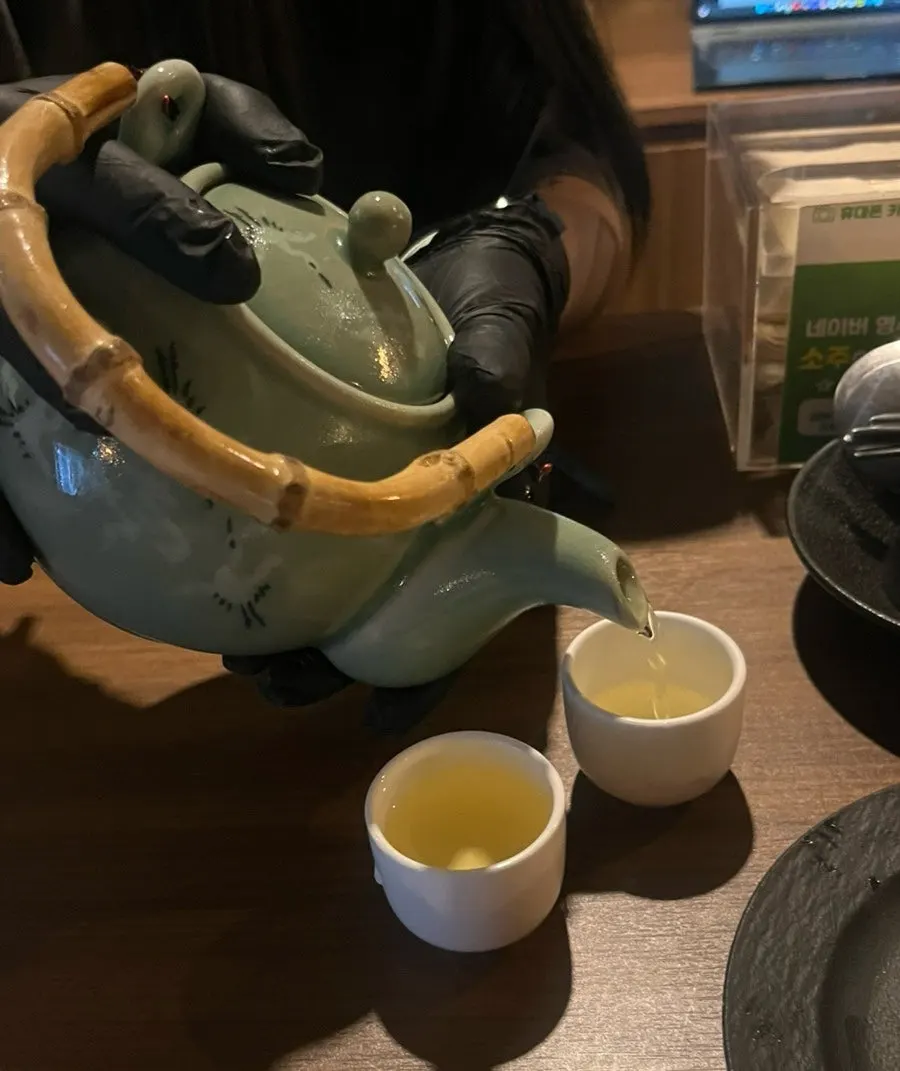 조조모모 기본 차림으로 나온 웰컴 식전주
