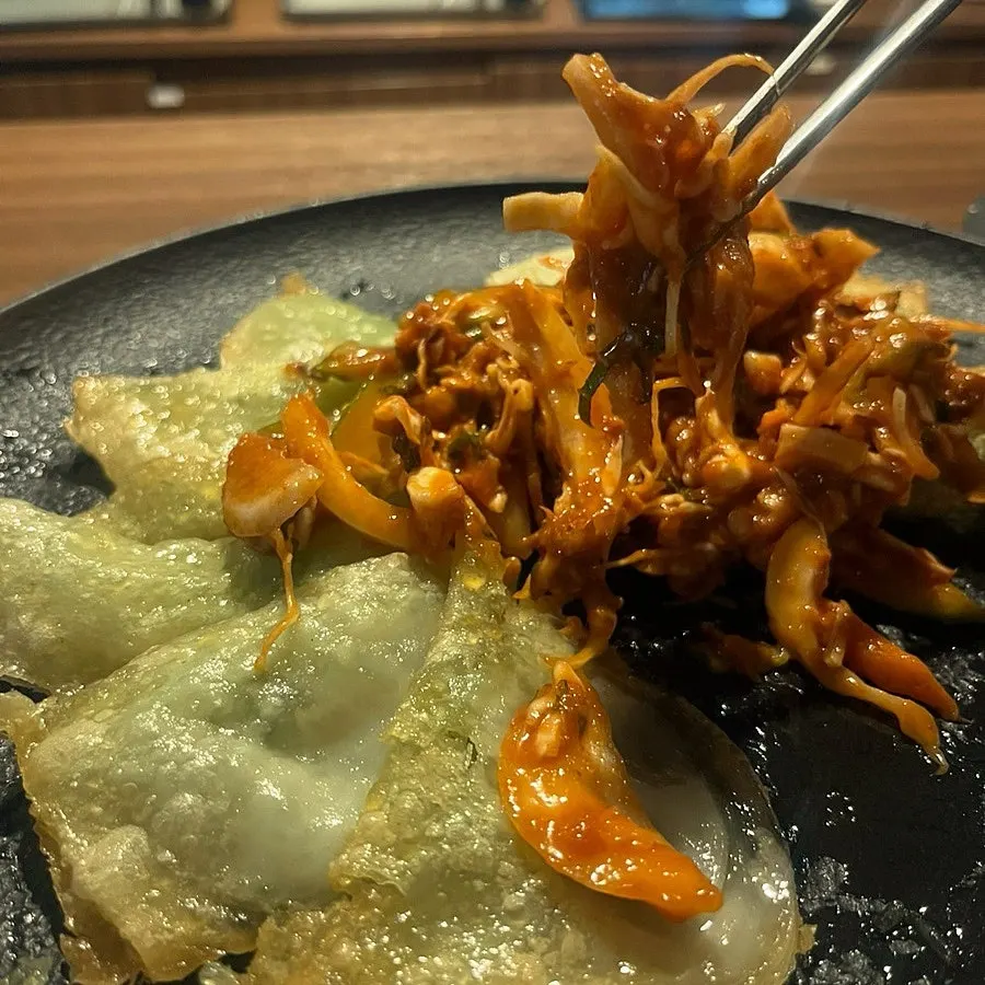 납작만두에 참치무침을 올린 모습