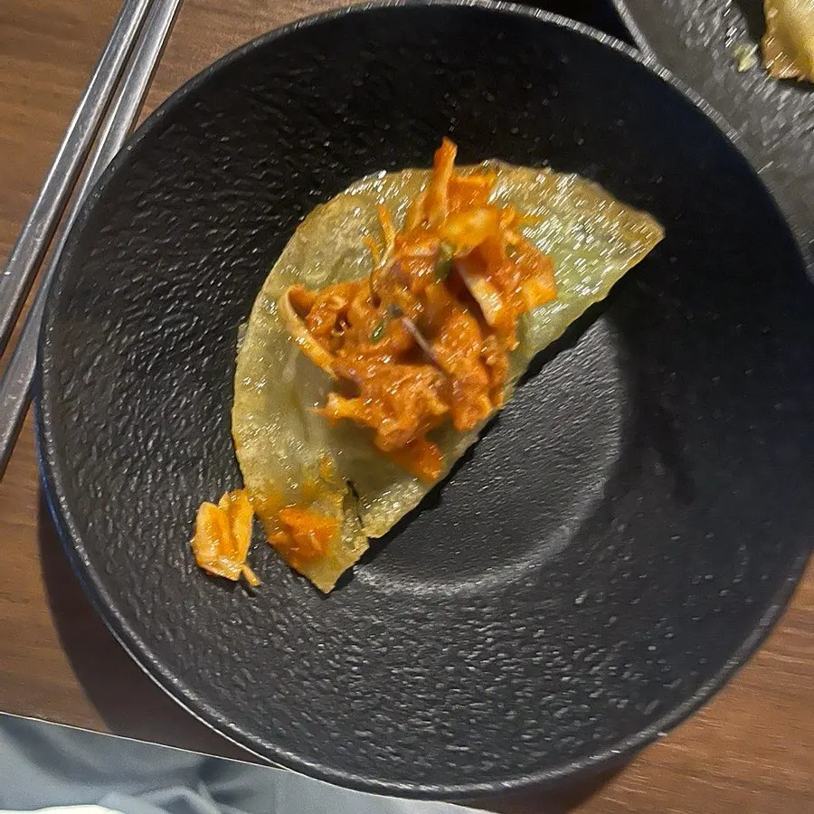 참치무침을 돌돌 말아 싼 납작만두 한입