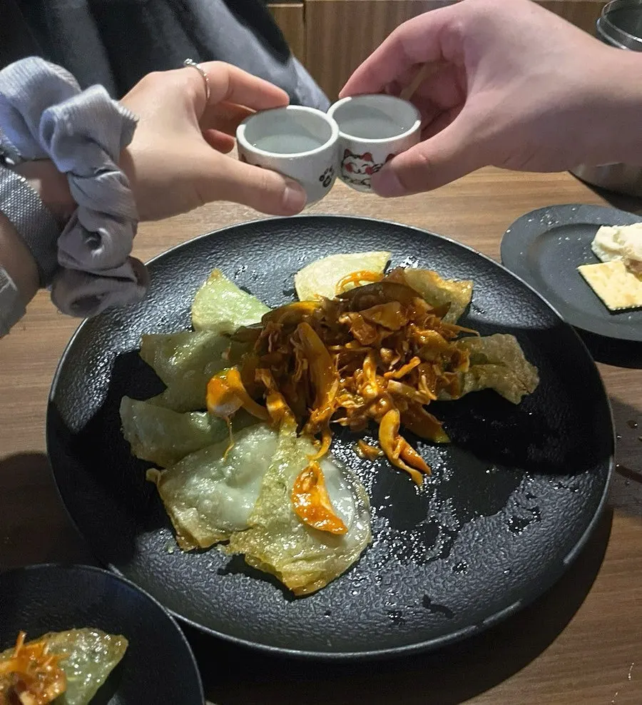 직접 고른 네코잔에 따른 소주 한 잔