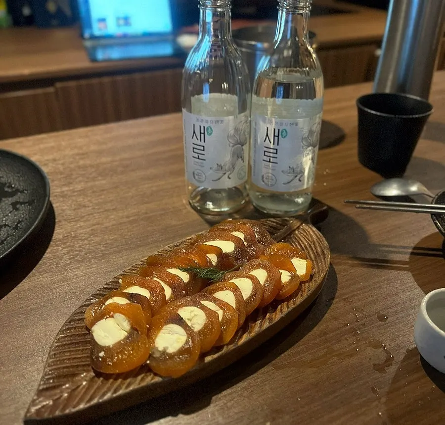 크림치즈가 들어간 곶감 크림치즈 말이 접시