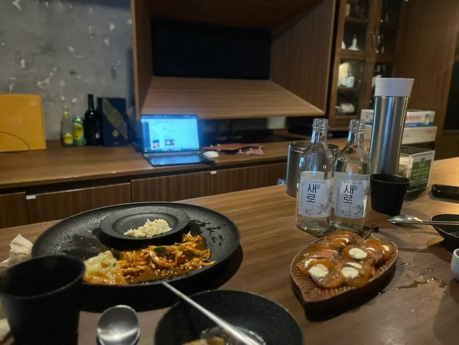 테이블석 앞에 놓인 조조모모 대형 스피커