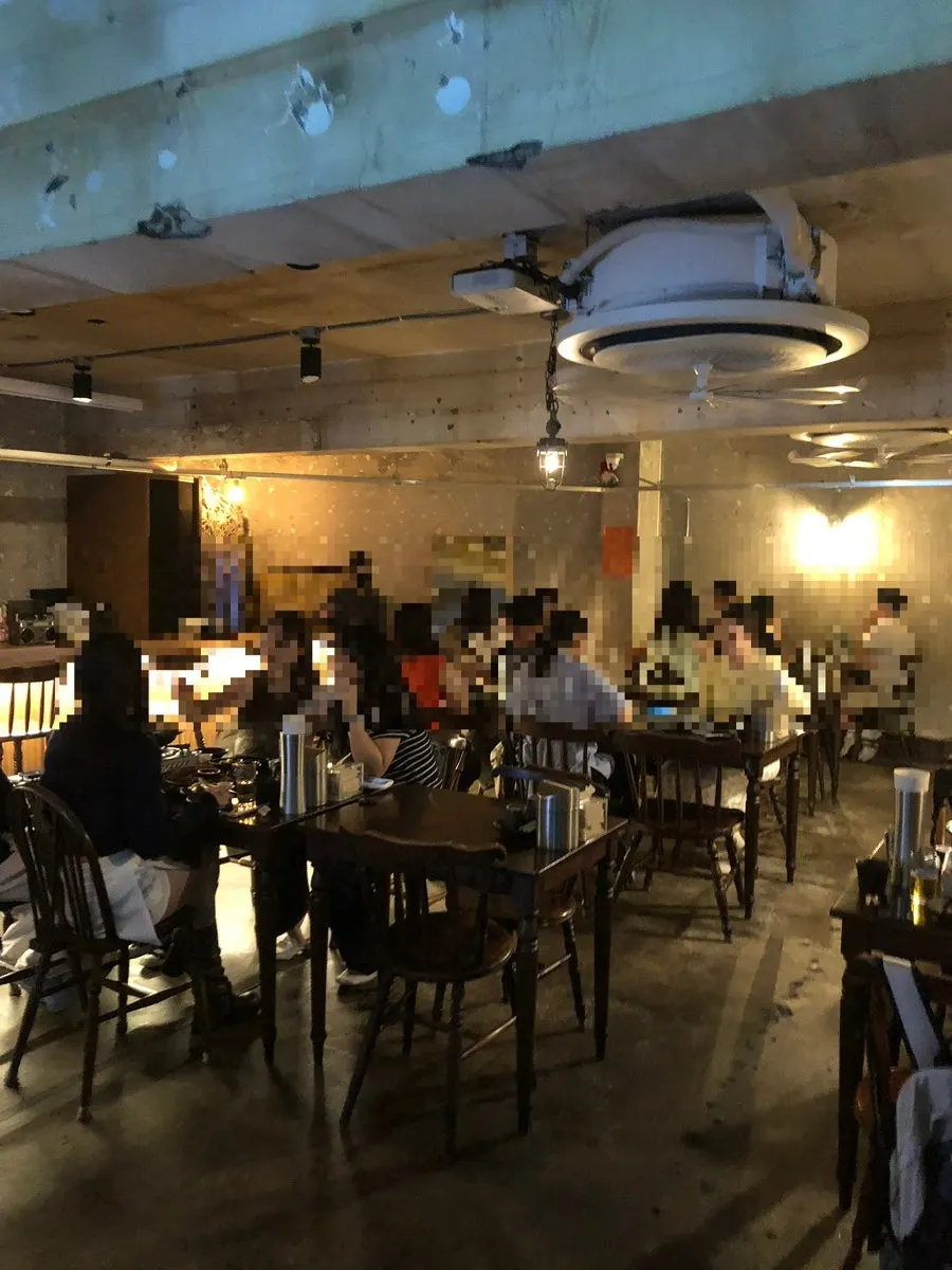 Dalaman Jojomomo dengan suasana 'hideout'