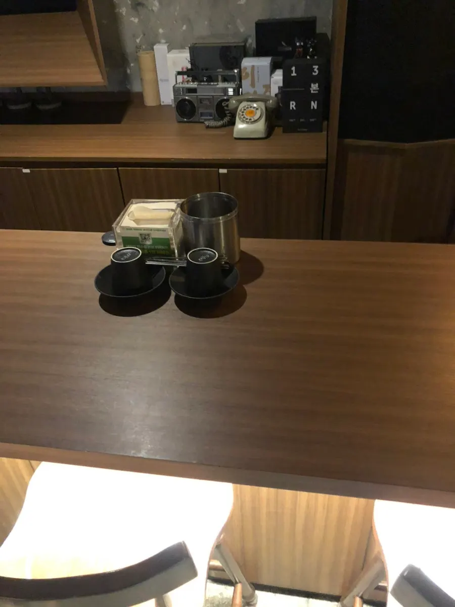 Tempat duduk meja bar di Jojomomo