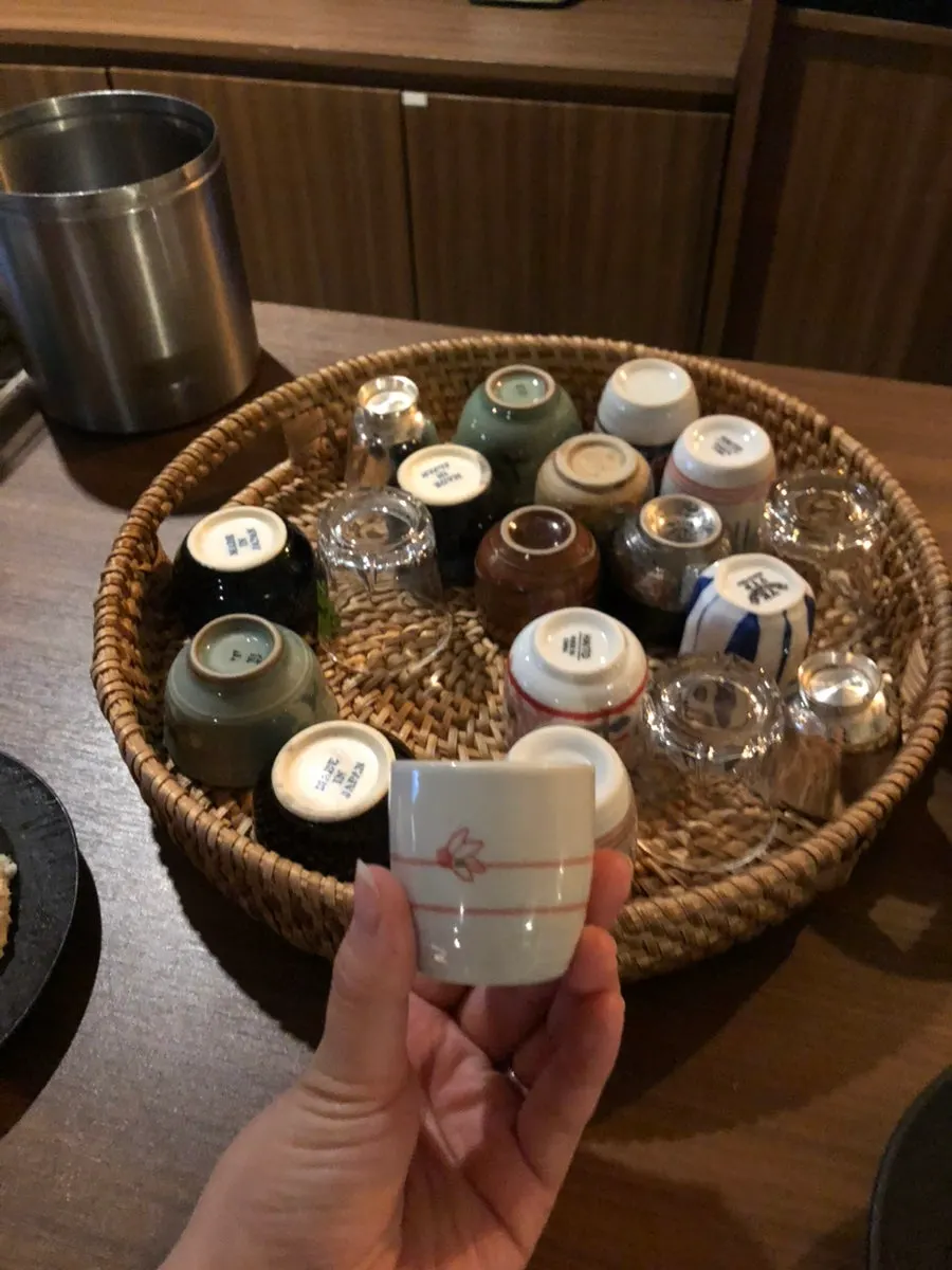 Arak tradisional dituang dalam gelas pilihan sendiri
