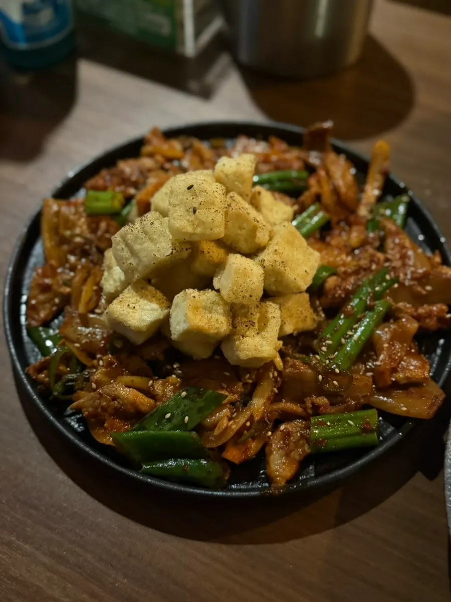 Roti dicelup dalam sos krim