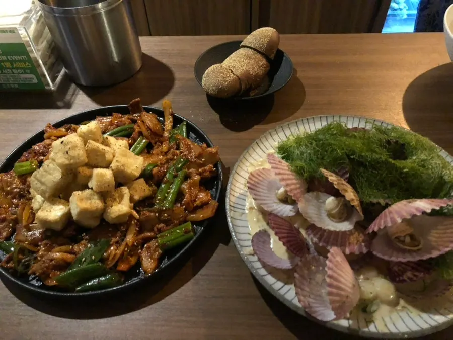Kimchi jeyuk dan tofu gangjeong disusun cantik