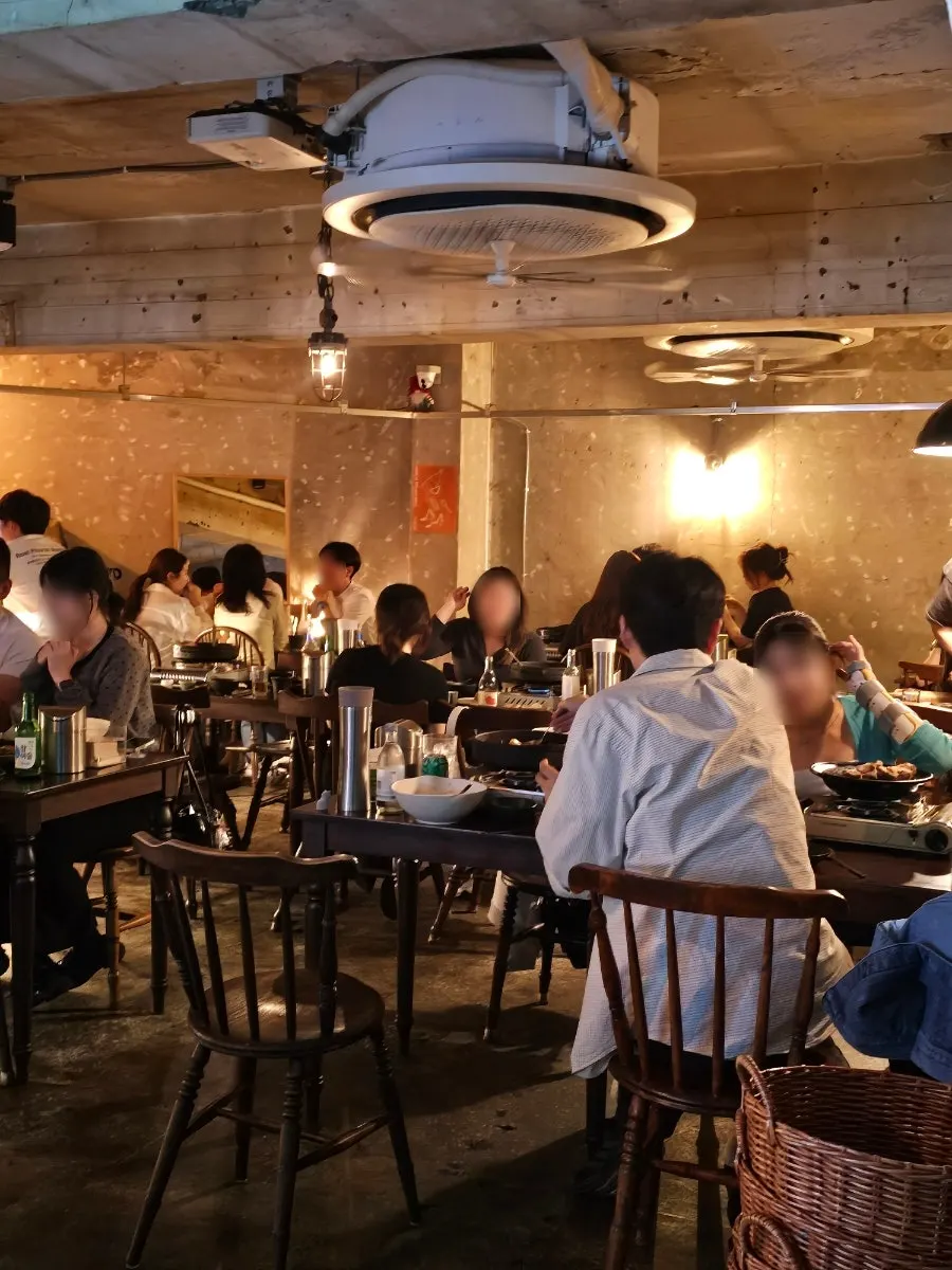 Tables and seating at Jojomomo