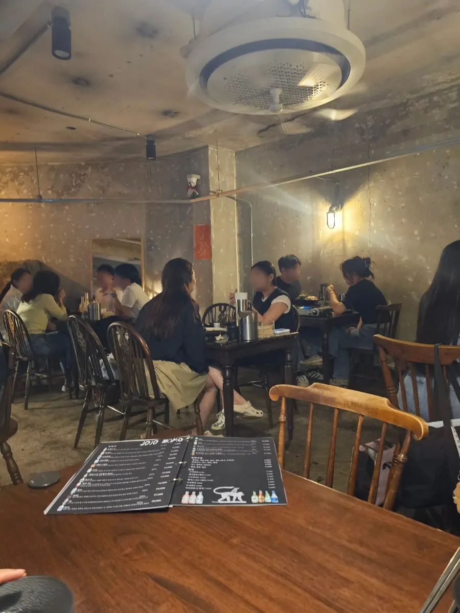 The bar table area at Jojomomo