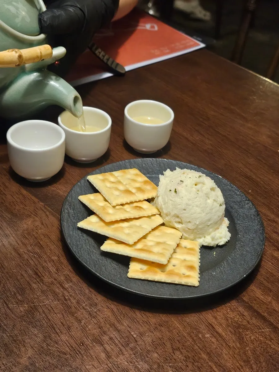 Welcome drink and potato salad with crackers at Jojomomo