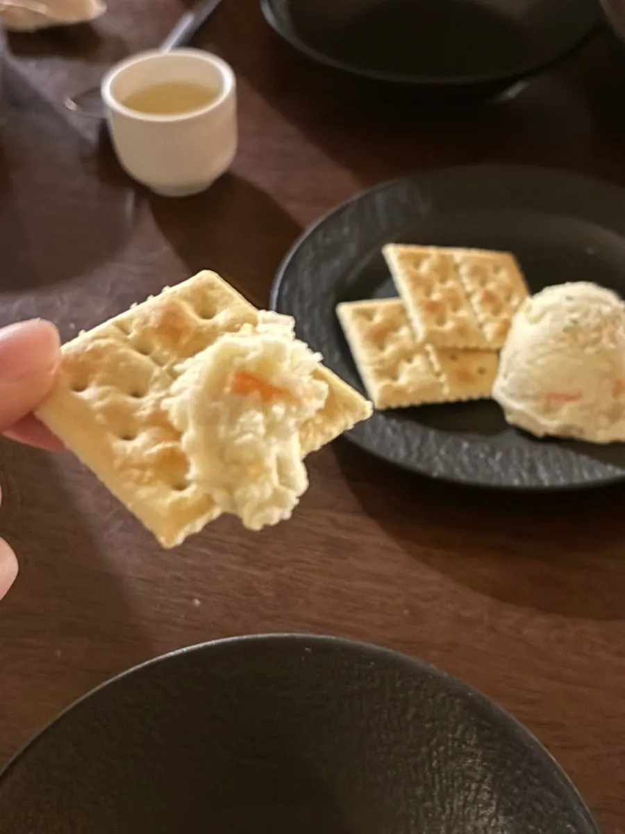 조조모모 기본안주 감자샐러드와 크래커 한 입