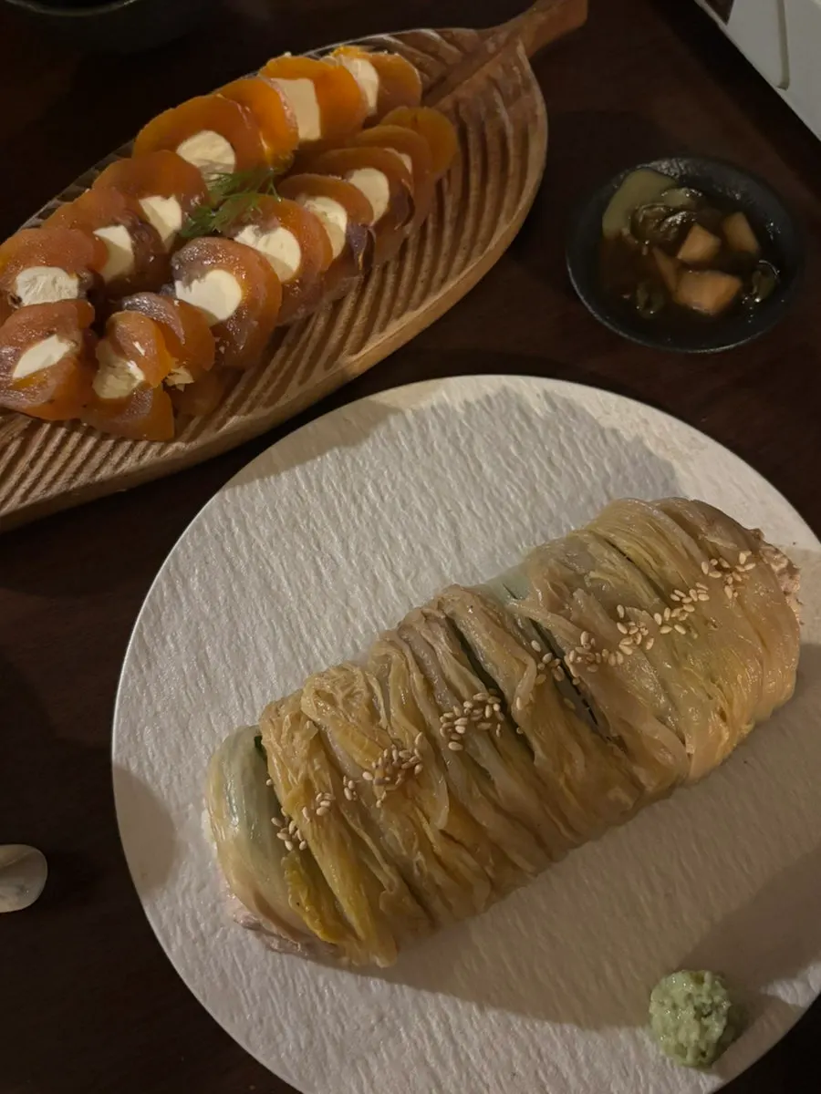 동시에 나온 참치 묵은지 말이와 곶감 크림치즈 말이