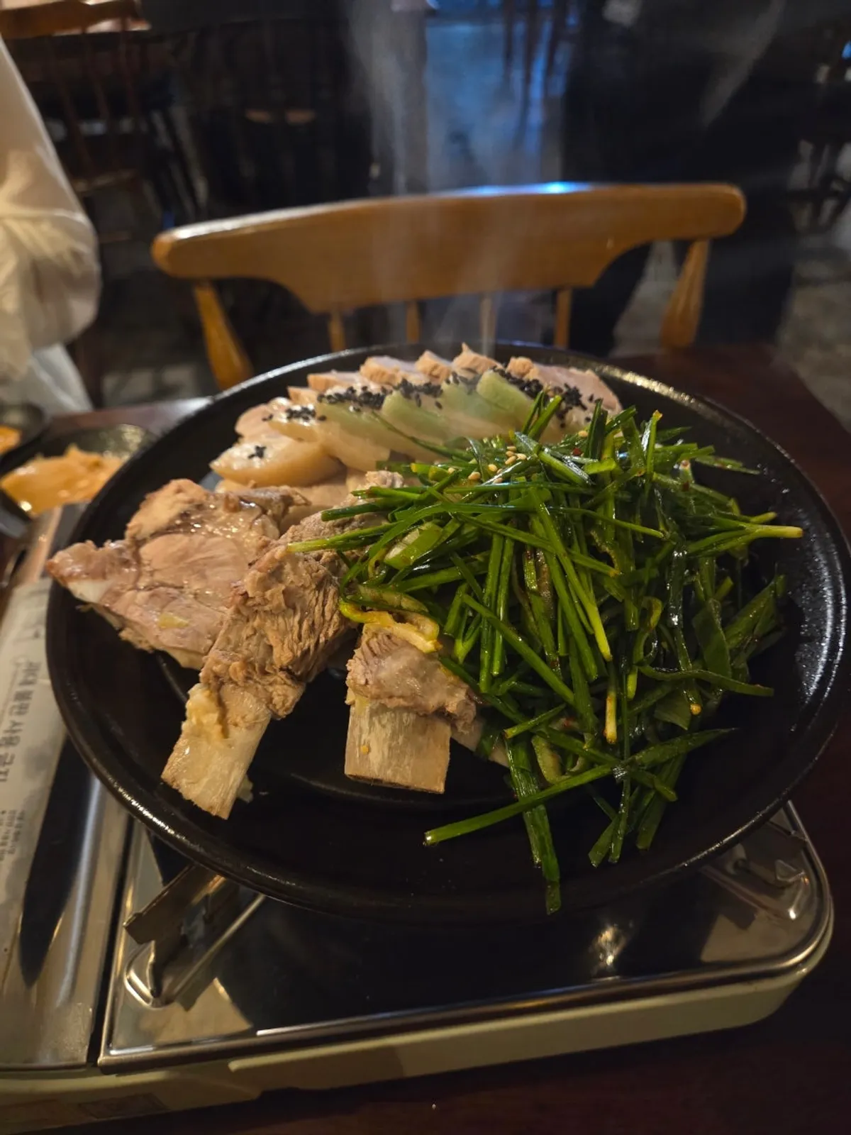 불 위에 올려진 돼지갈비 수육과 묵은지
