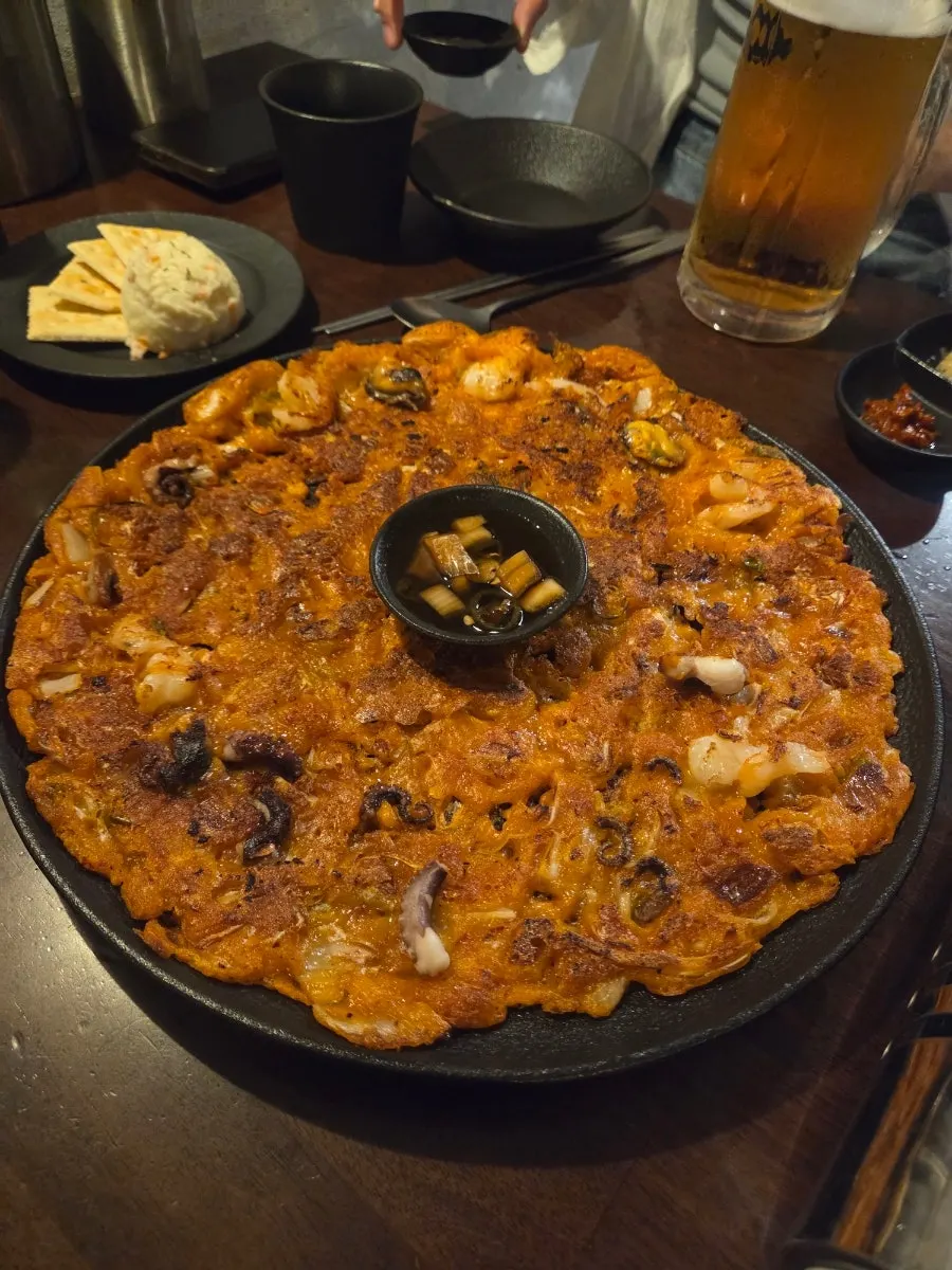 부추와 마늘을 올려 싸 먹는 돼지갈비 수육