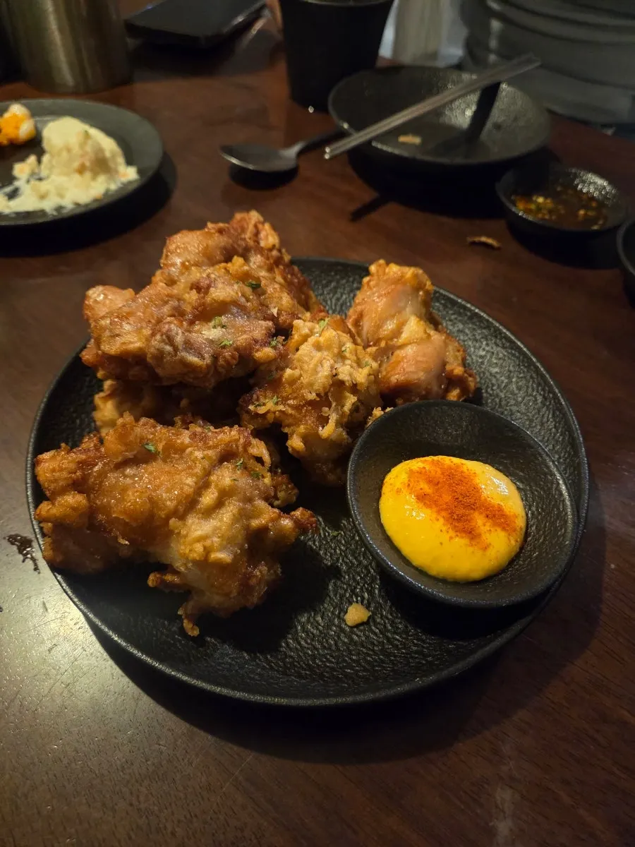 큼지막한 그릇에 담긴 낙지 해물 김치전