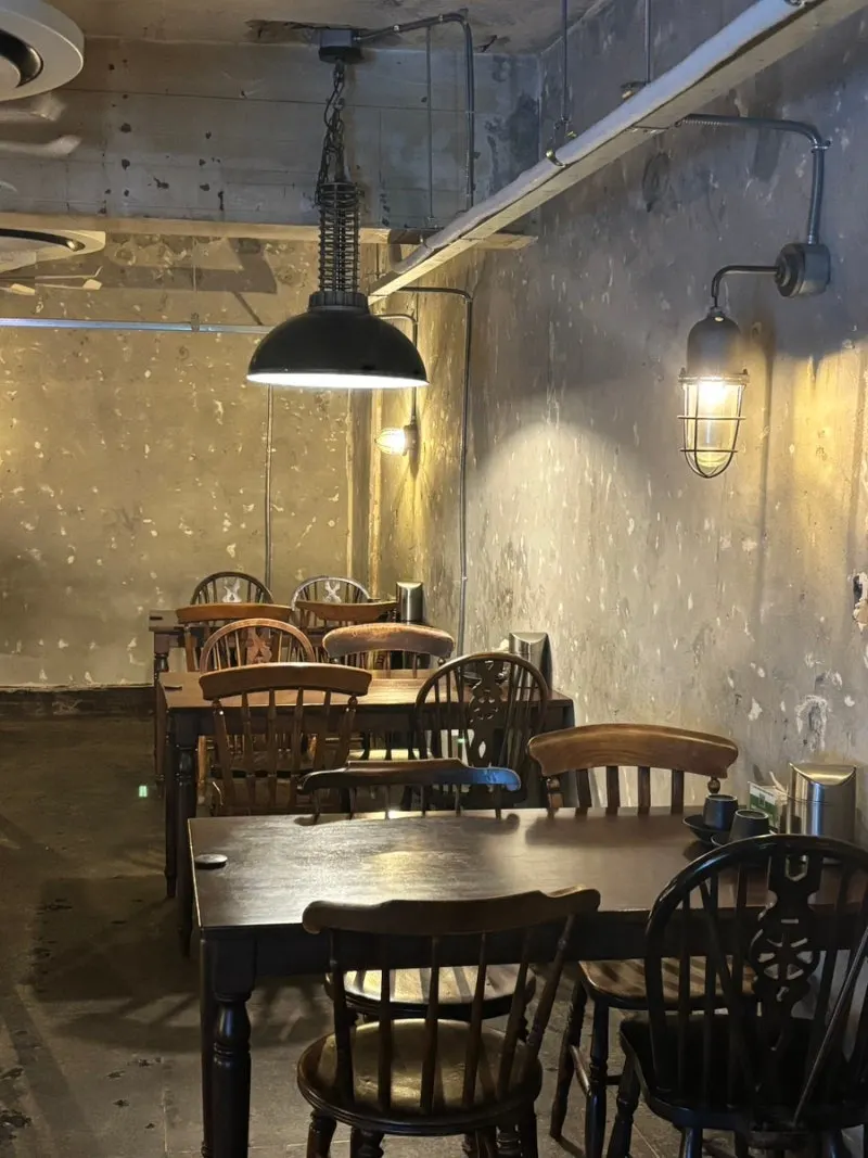 Tables and lighting mood at Jojomomo