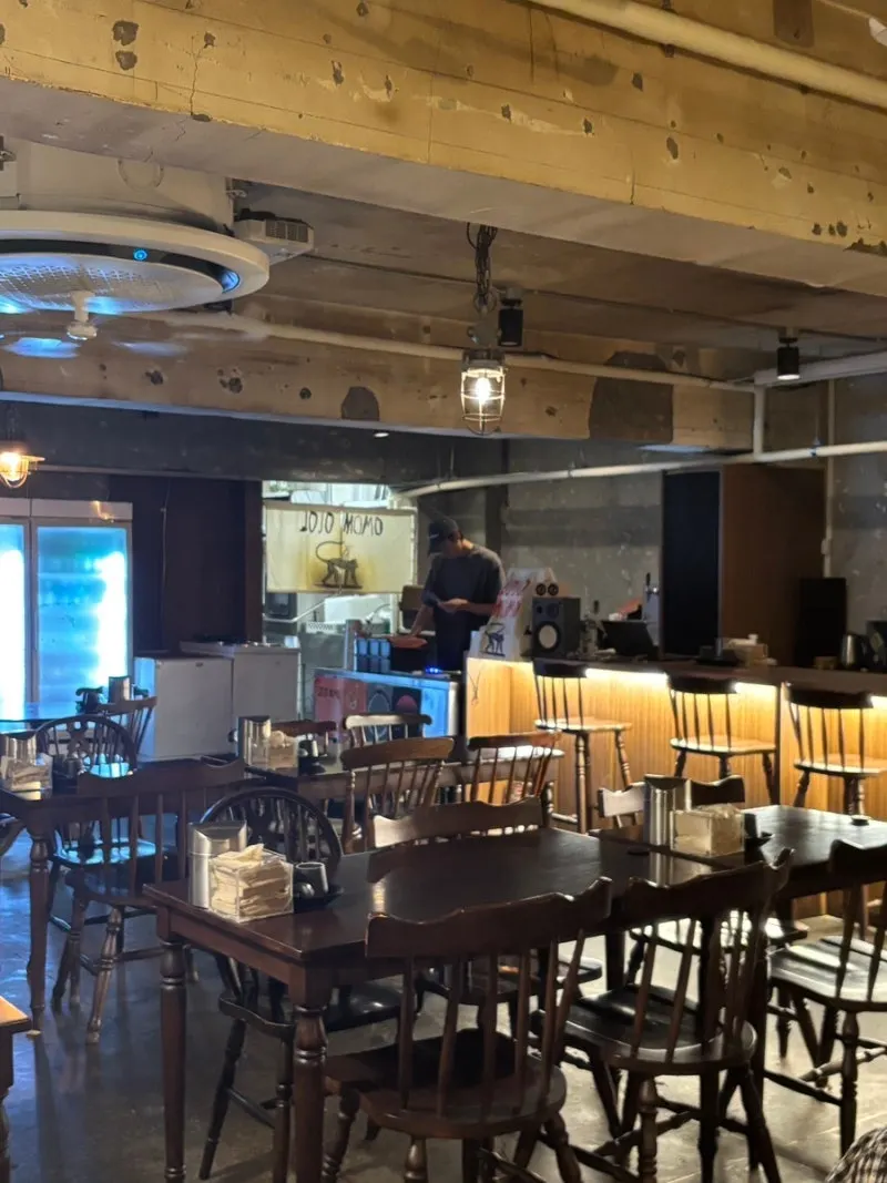 Bar table seating at Jojomomo