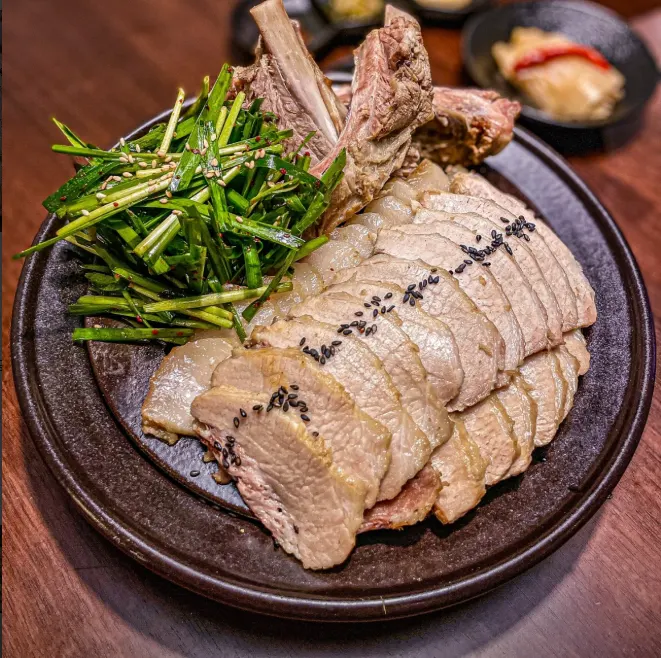 Jojomomo's signature braised pork rib bossam