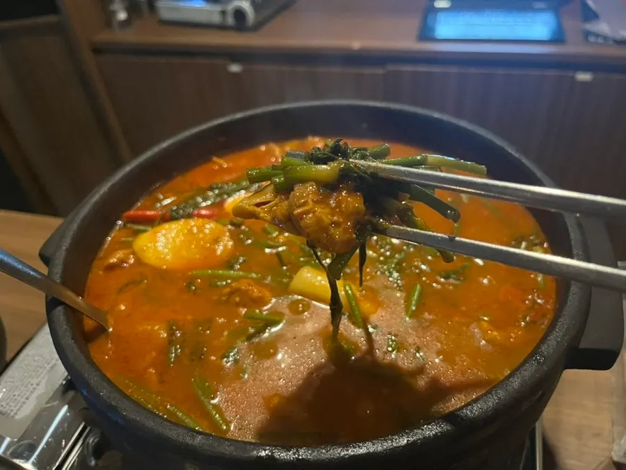Rice cakes soaked in seasoning from the mul dakgalbi