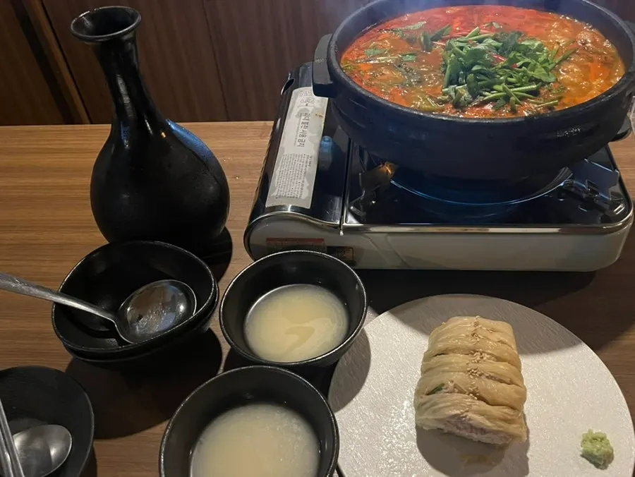 Table set with mul dakgalbi and dongdongju