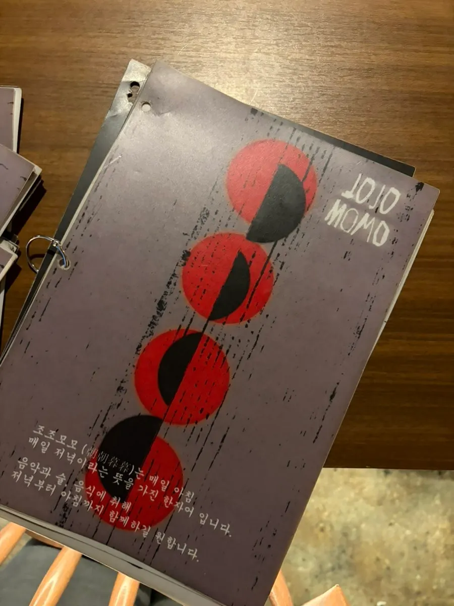 Jojomomo's interior and tables