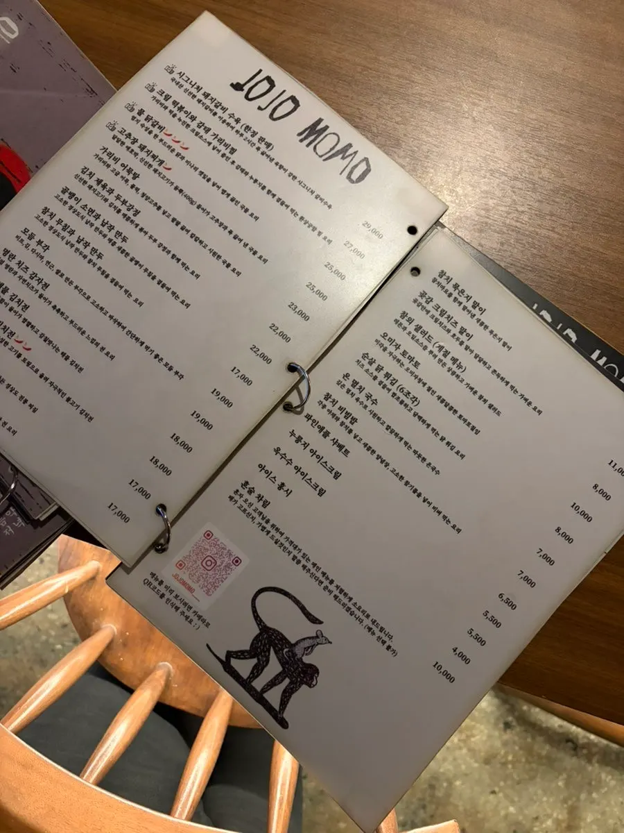 Jojomomo's menu board