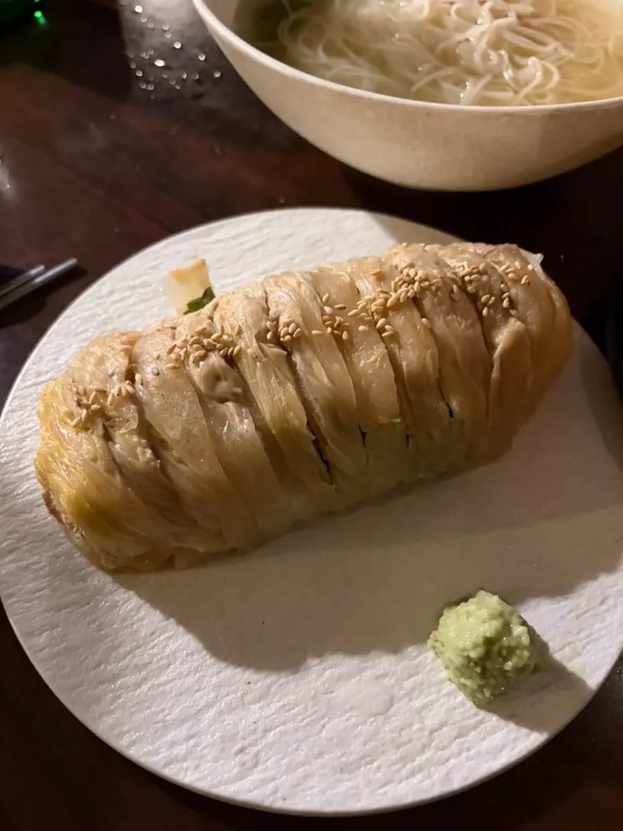 A plate of Jojomomo's tuna mukeunji roll