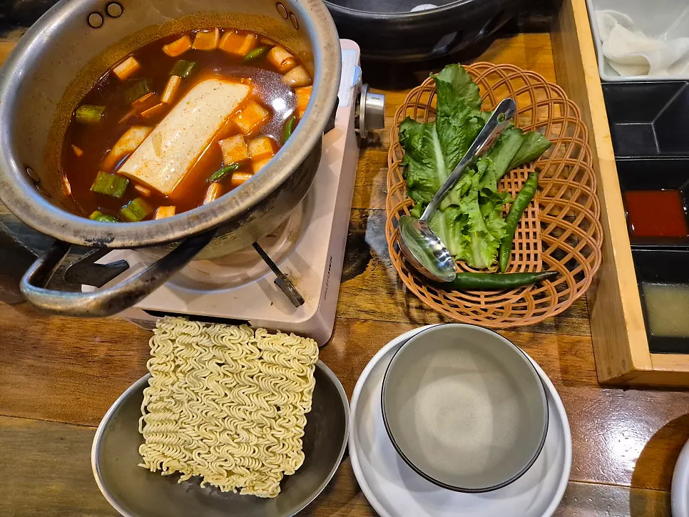 기본 상차림으로 나온 채소와 순두부찌개