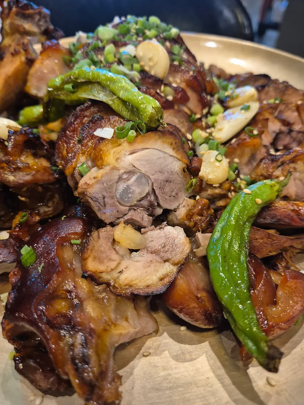 껍질과 살코기가 함께 붙은 족발 한 점