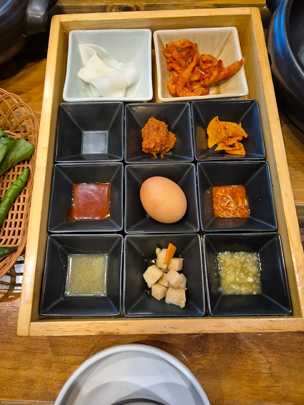 짚불화덕족발과 막국수를 함께 올린 한 접시
