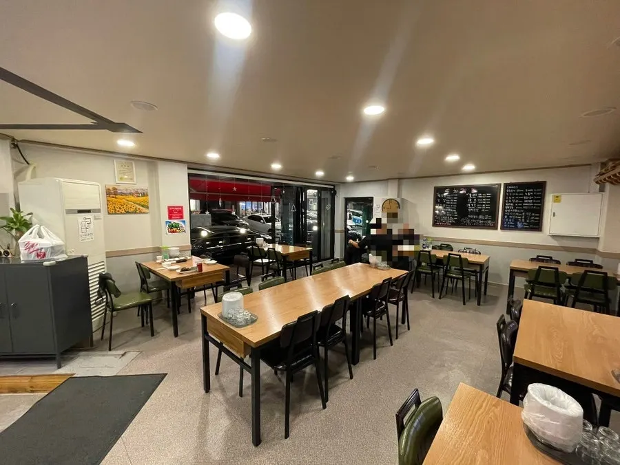 Well-spaced seating inside Jokbo