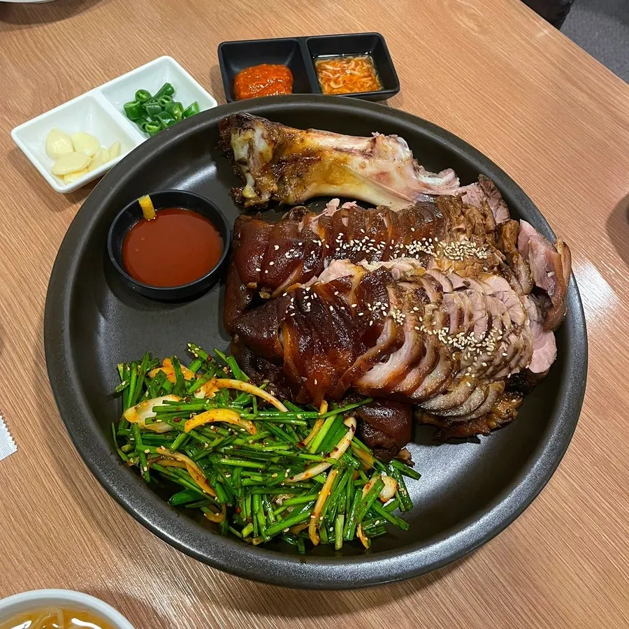 A glossy plate of Jokbo's large royal jokbal