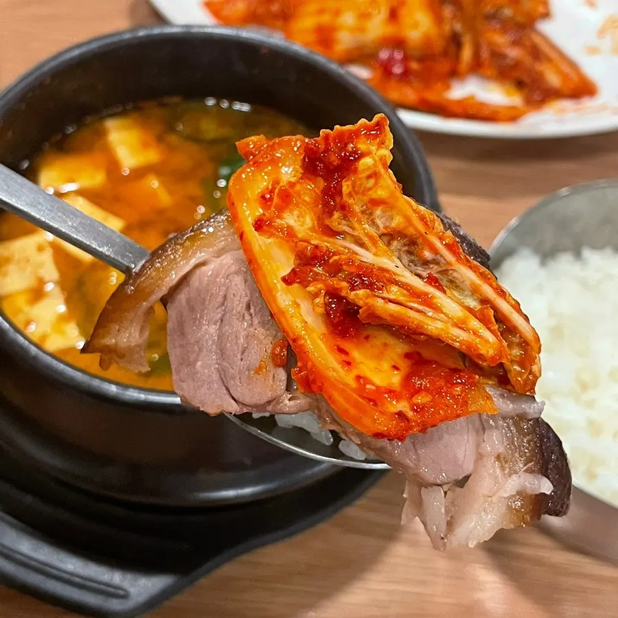Geotjeori placed over rice