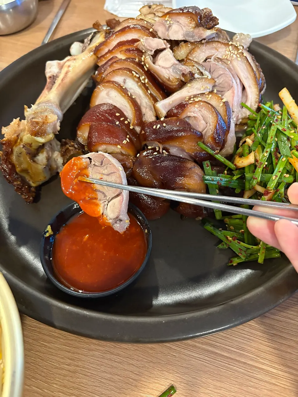 Jokbal plate showing moist lean meat