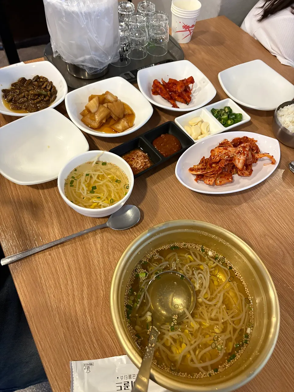 Jokbal eaten wrap-style with several ingredients