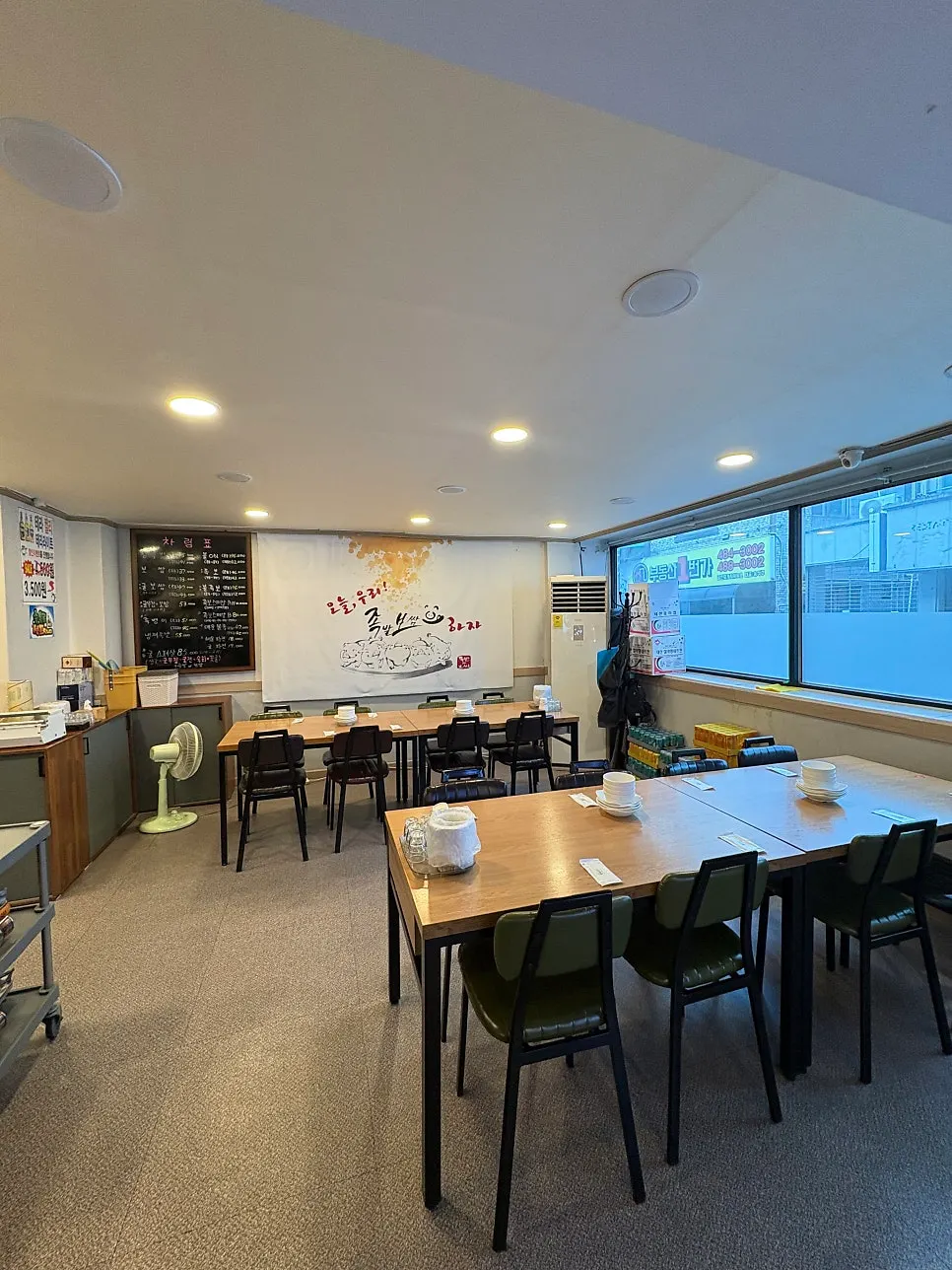 Table set with jokbal and jaengban guksu together