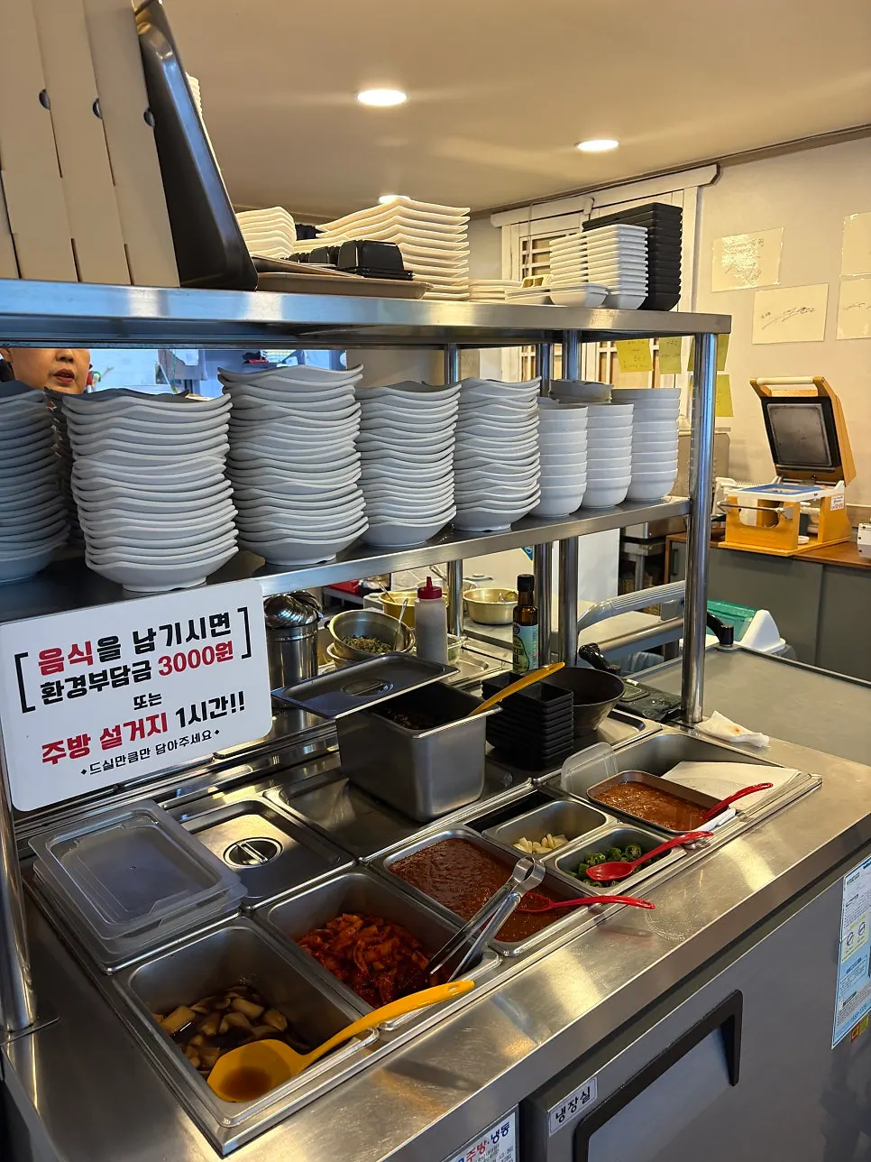 A full spread of jokbal enjoyed as a family meal